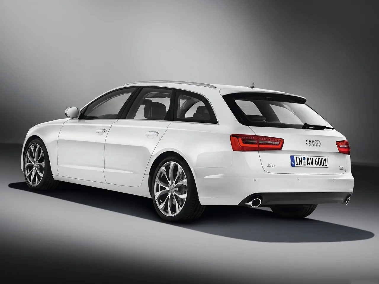 Audi A6 Avant (2012) – zadní tříčtvrteční pohled