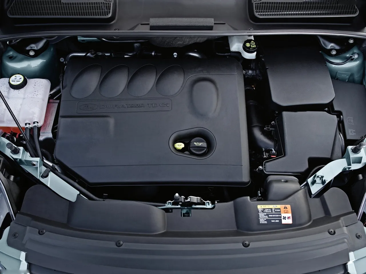 Ford Kuga (2008) – motorový prostor