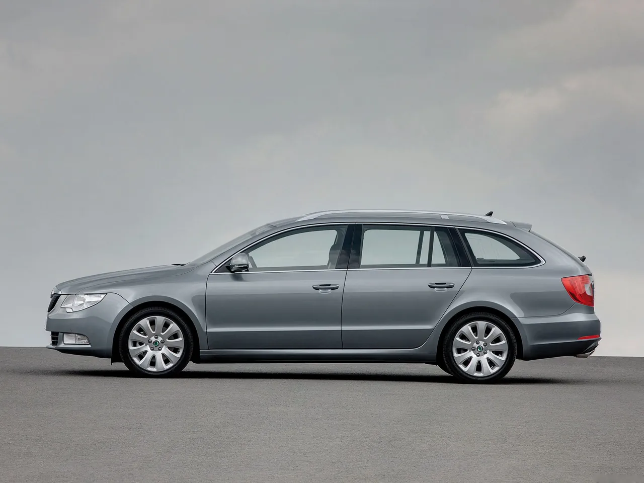 Skoda Superb Combi (2010) – boční profil