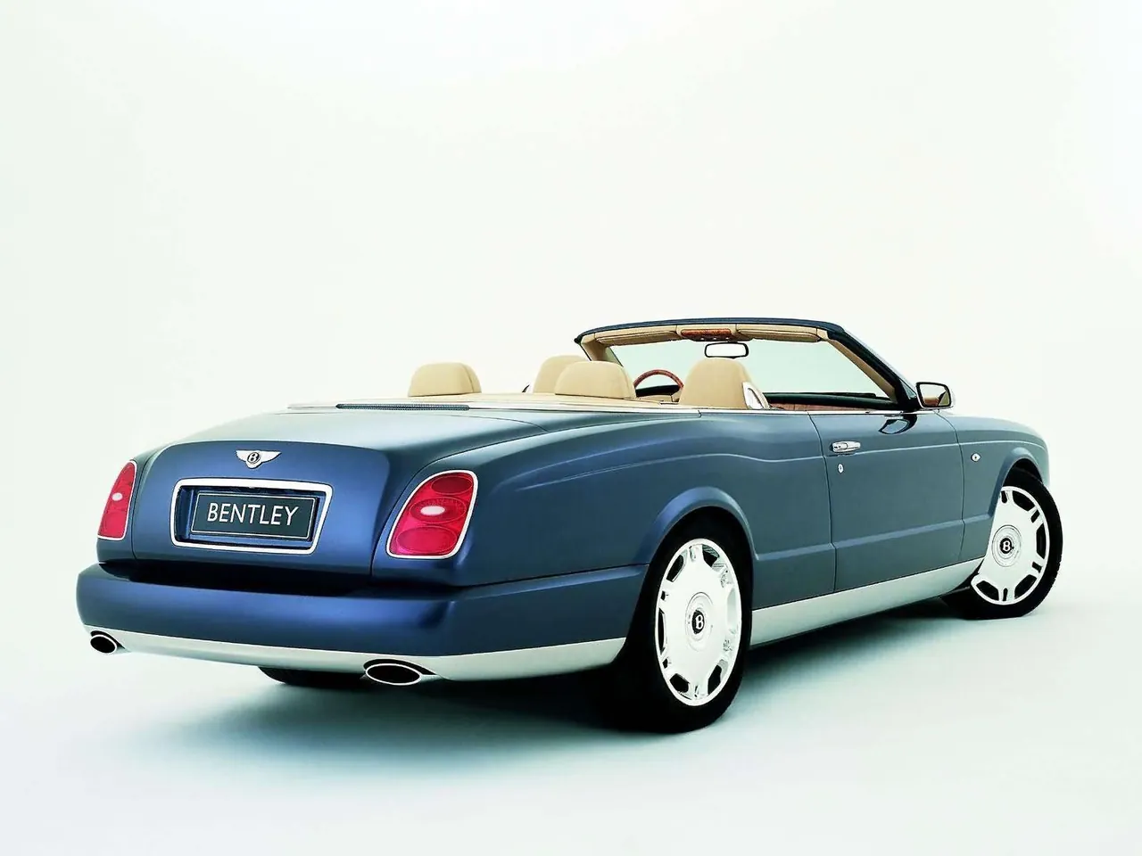 Bentley Arnage Drophead Coupe (2005) – zadní tříčtvrteční pohled