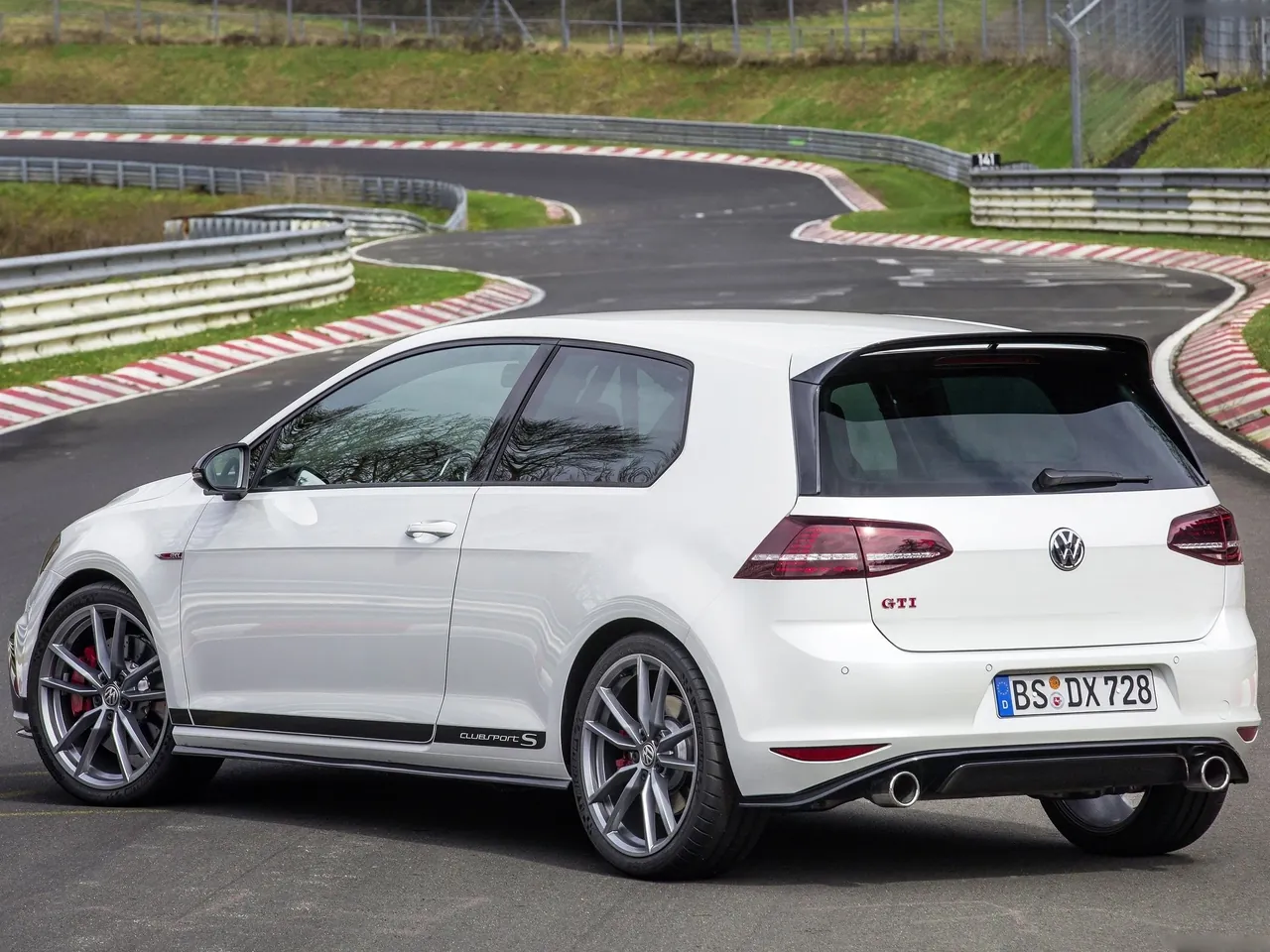 Volkswagen Golf GTI Clubsport S (2017) – zadní tříčtvrteční pohled