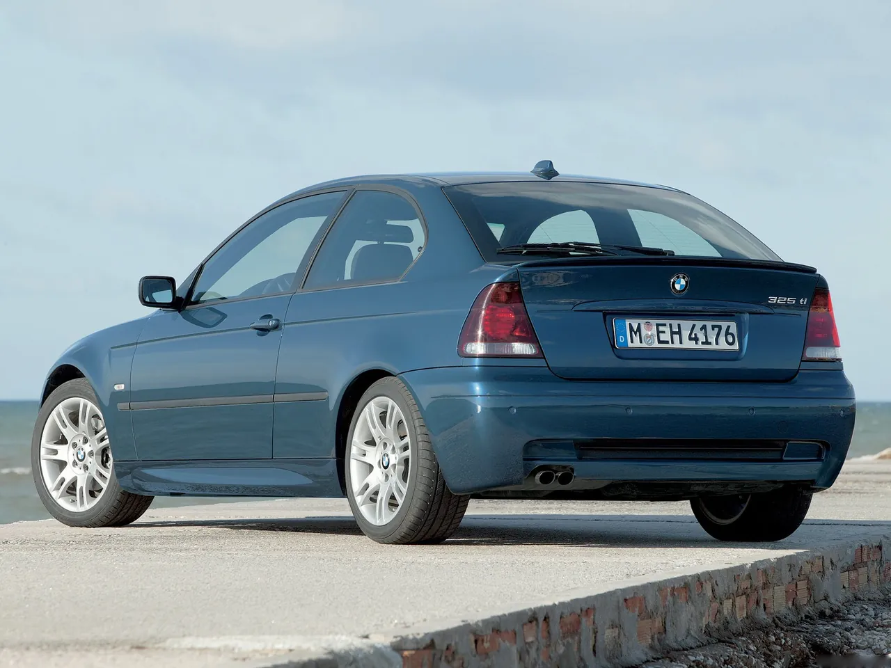 BMW 325ti Compact (2003) – zadní tříčtvrteční pohled