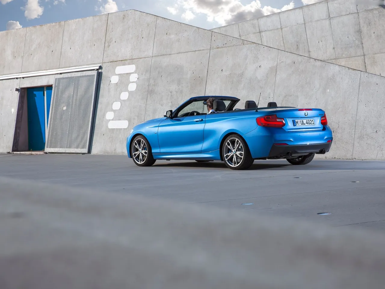 BMW M235i Convertible (2015) – zadní tříčtvrteční pohled