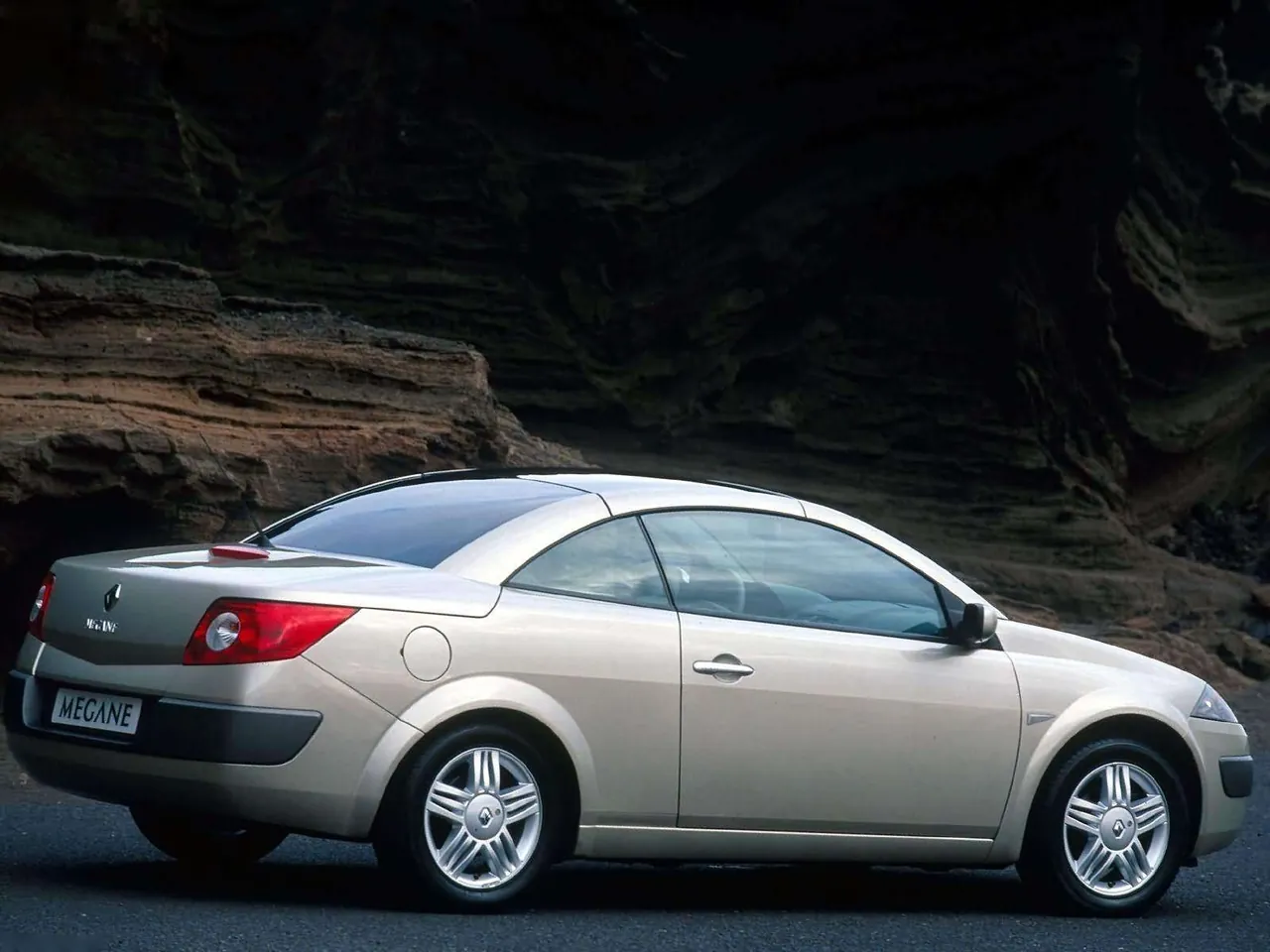 Renault Megane II CoupeCabriolet 1.6 Privilege Version (2003) – zadní tříčtvrteční pohled