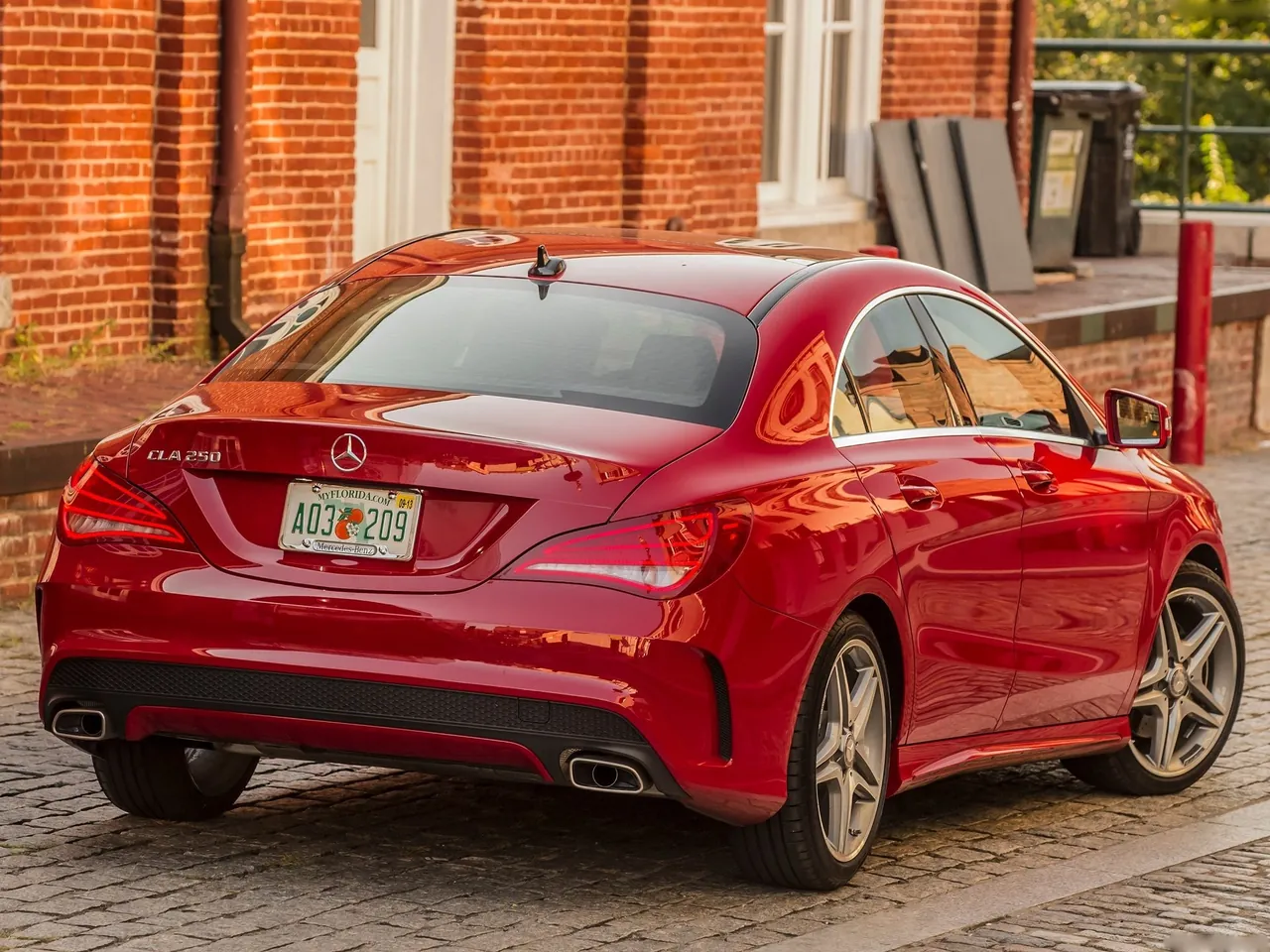 Mercedes-Benz CLA250 (2014) – zadní tříčtvrteční pohled