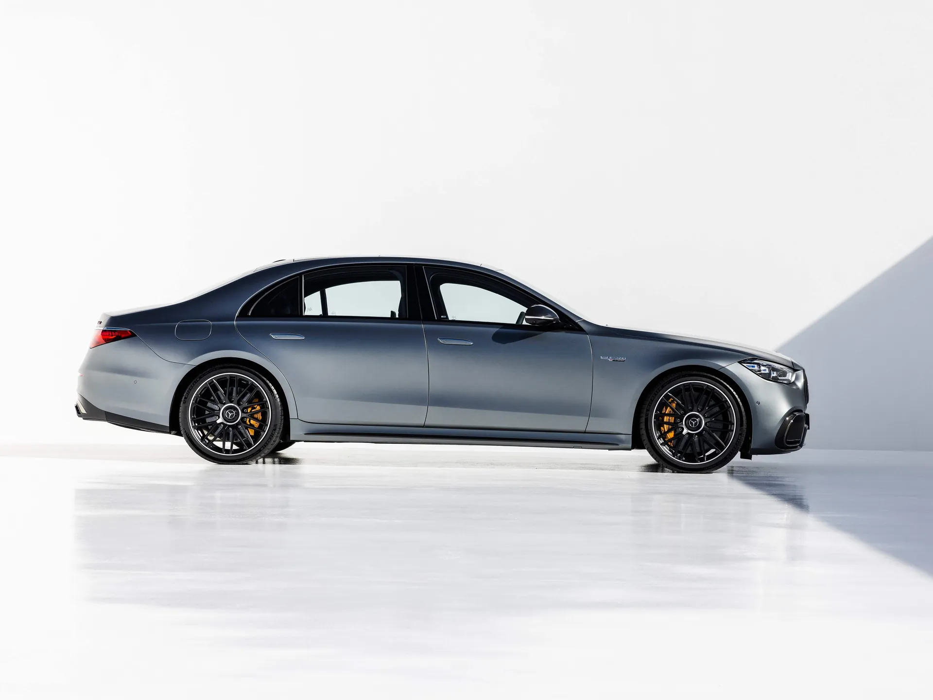 Mercedes-Benz S63 AMG E Performance (2023) - Side Profile