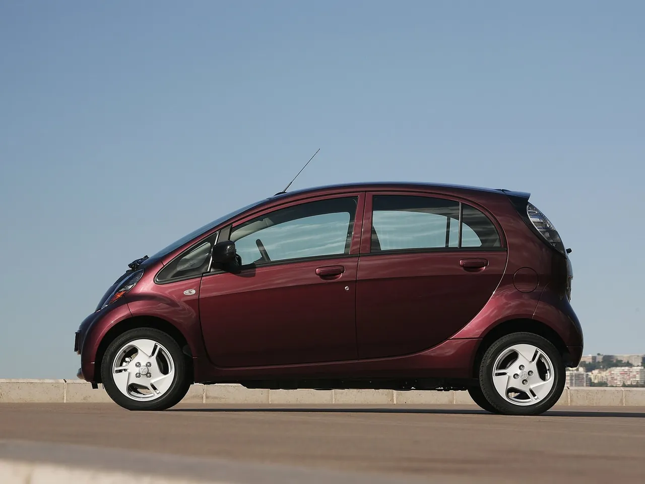 Mitsubishi i-MiEV (2011) – boční profil