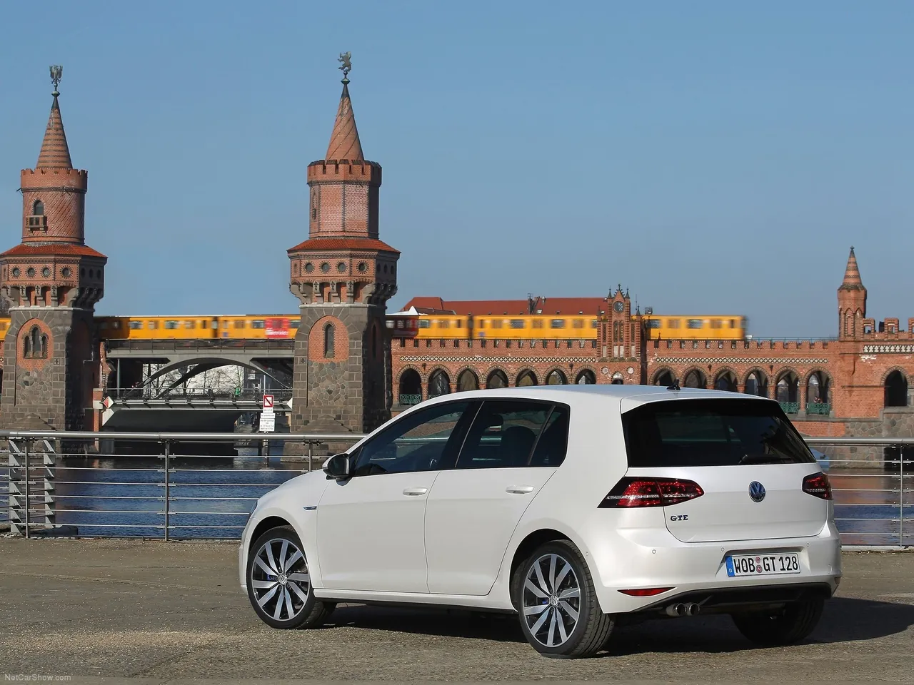 Volkswagen Golf GTE (2015) – zadní tříčtvrteční pohled