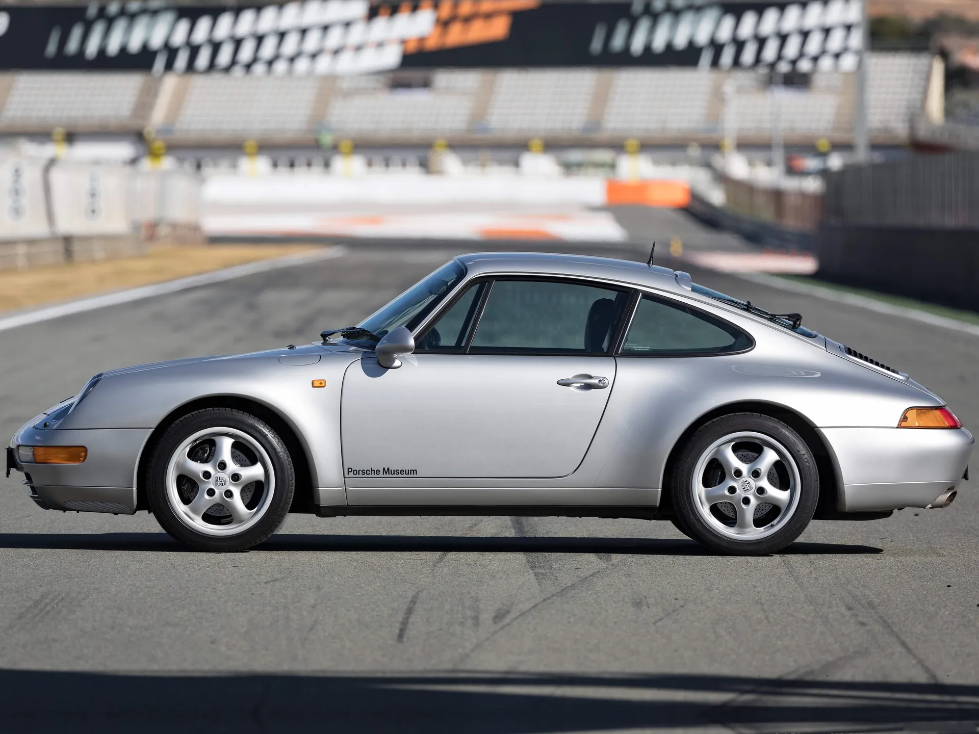 Porsche 911 Carrera (1997) - Side Profile