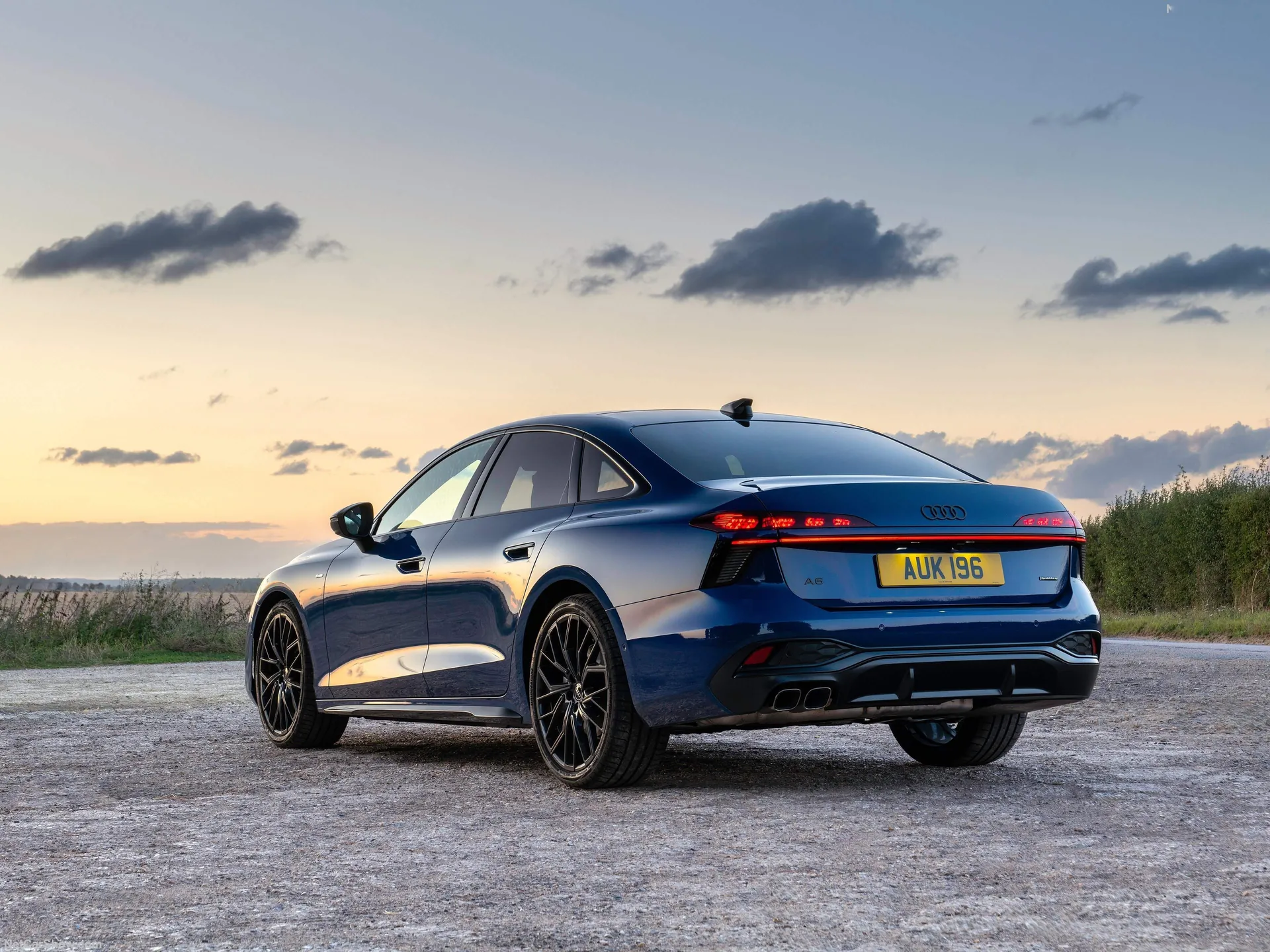 Audi A6 Saloon [UK] (2026) – zadní tříčtvrteční pohled