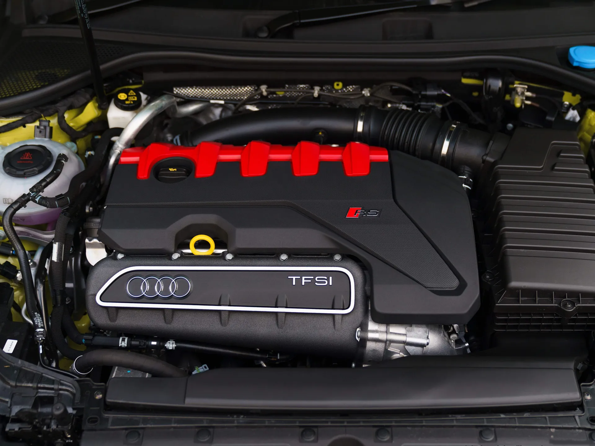Audi RS3 Saloon [UK] (2022) – motorový prostor