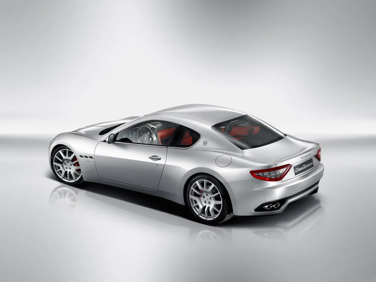 Maserati GranTurismo (2008) – zadní tříčtvrteční pohled