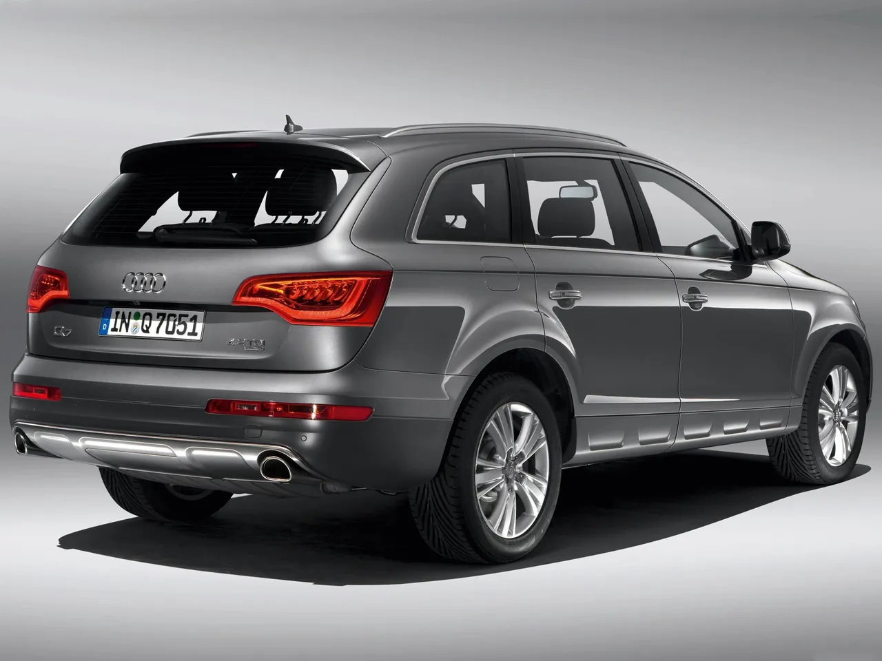 Audi Q7 (2010) – zadní tříčtvrteční pohled