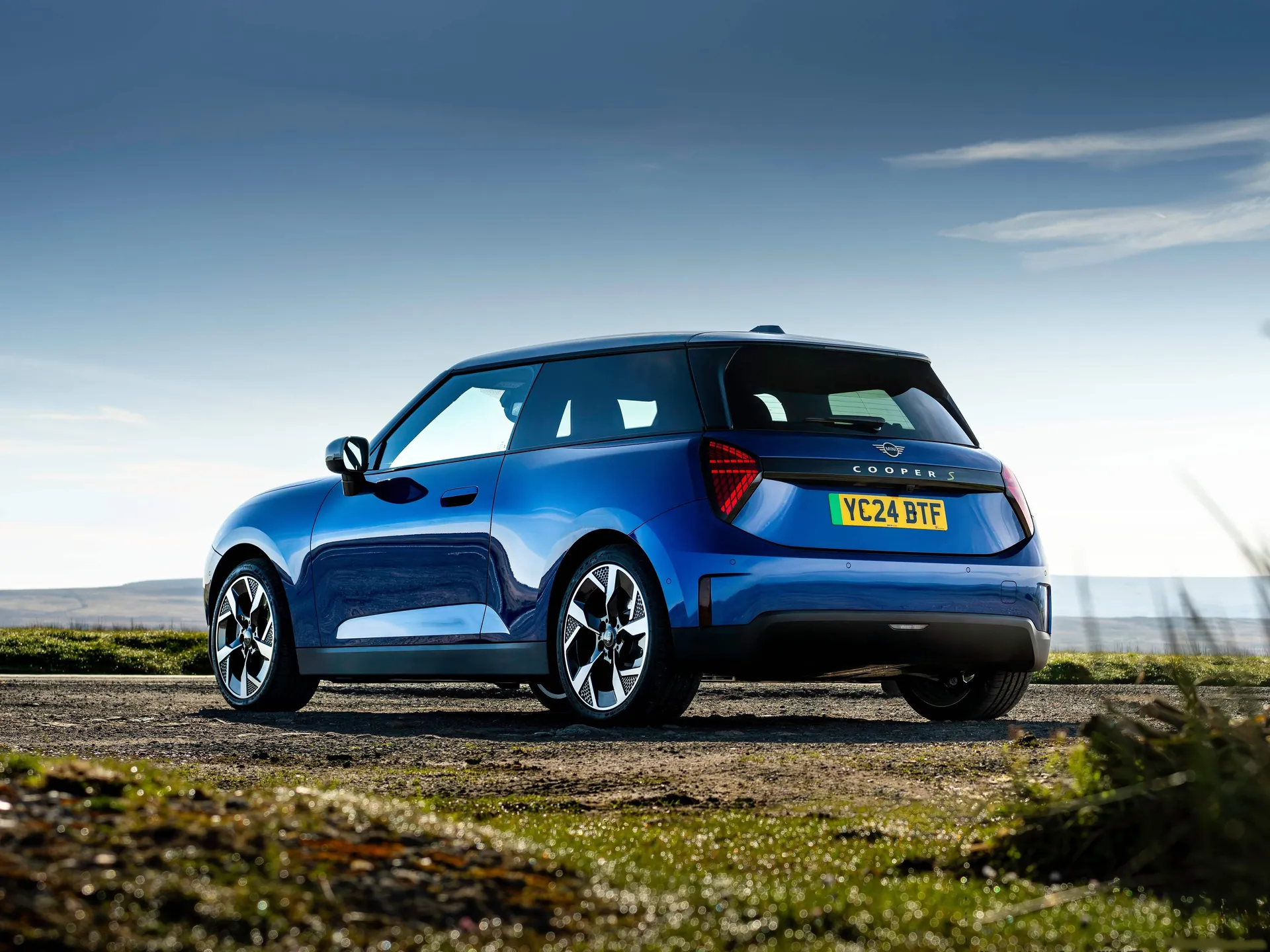 Mini Cooper SE [UK] (2024) – zadní tříčtvrteční pohled