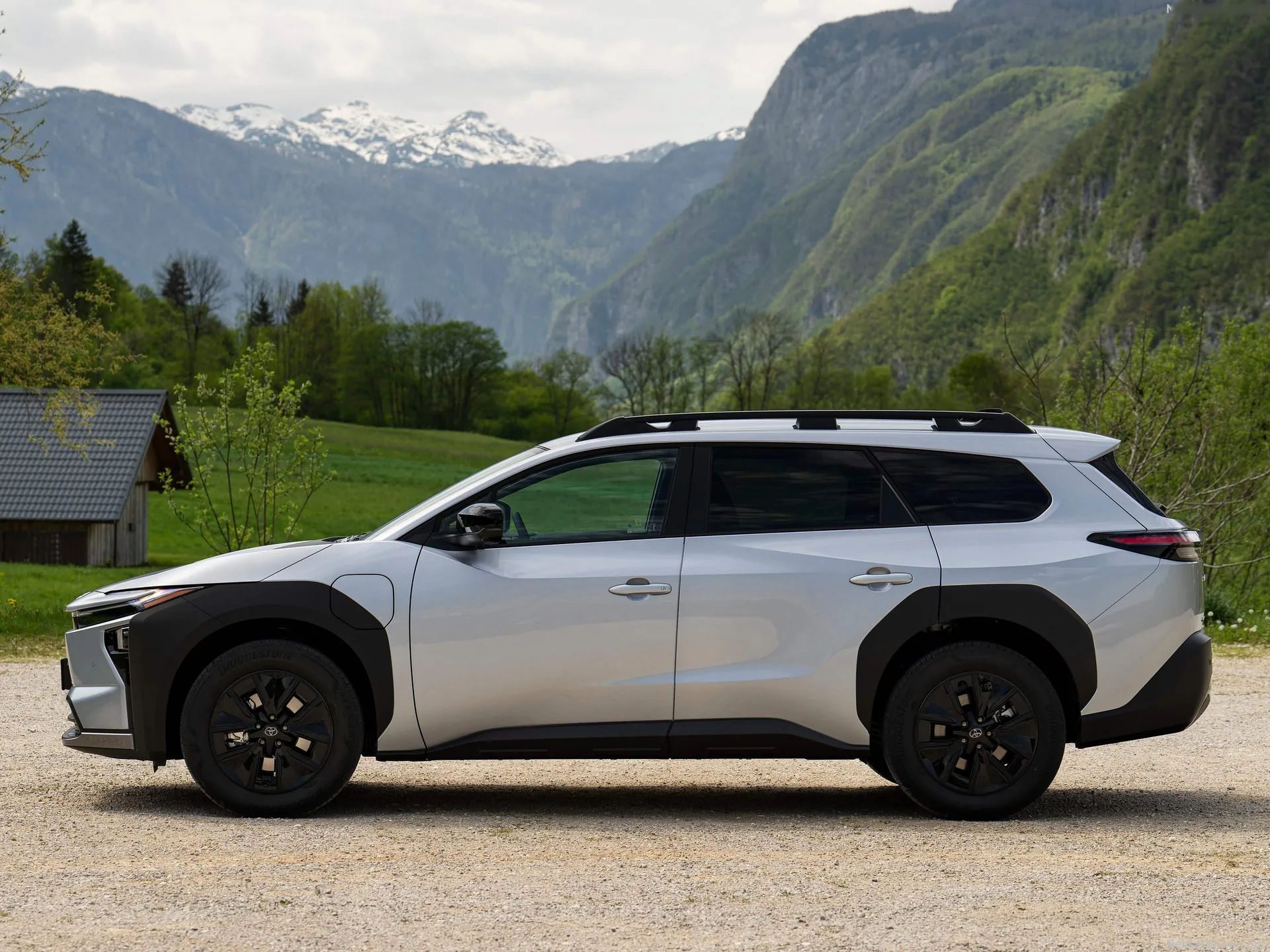 Toyota bZ4X Touring (2026) – boční profil