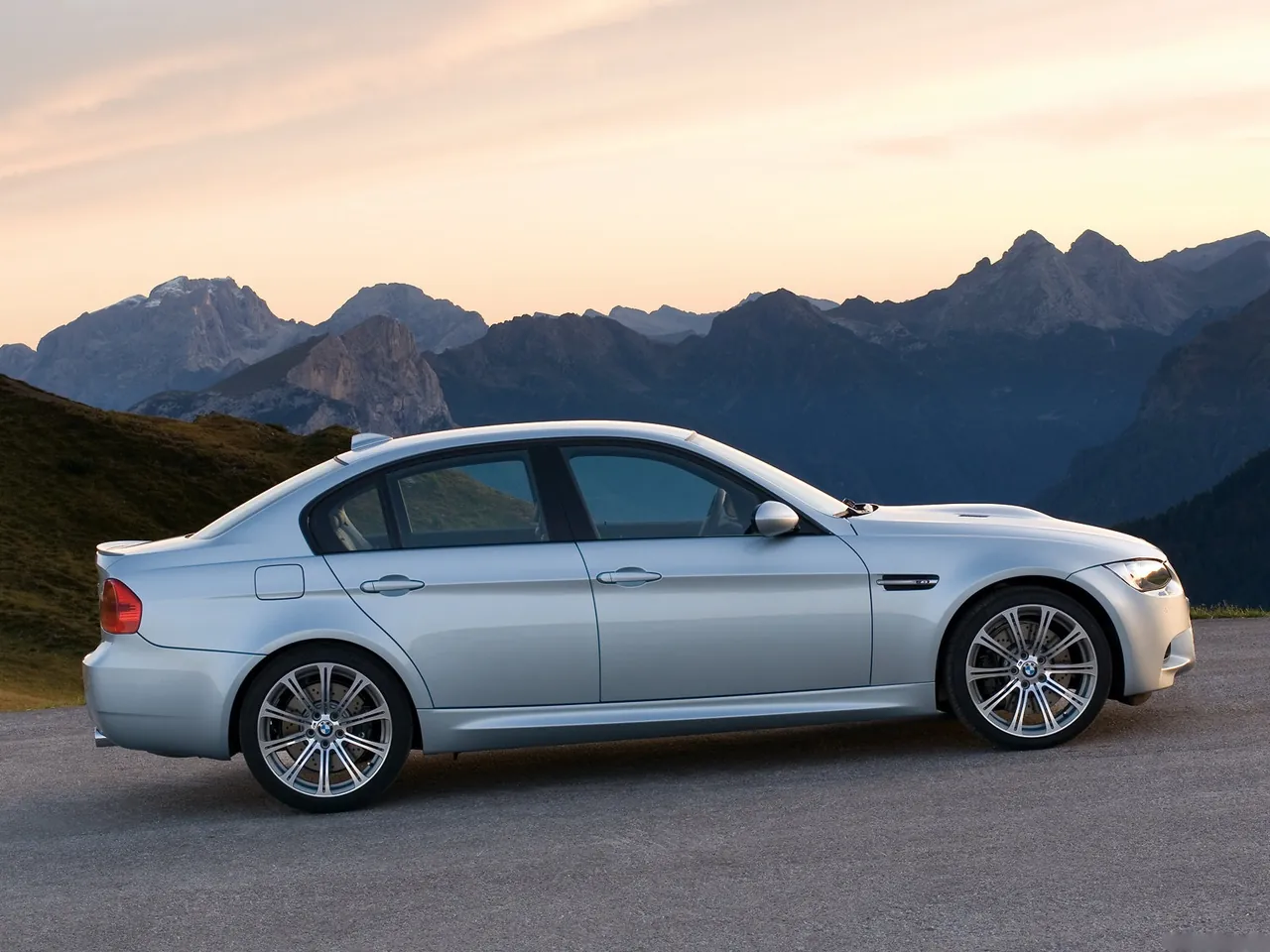 BMW M3 Sedan (2008) – boční profil