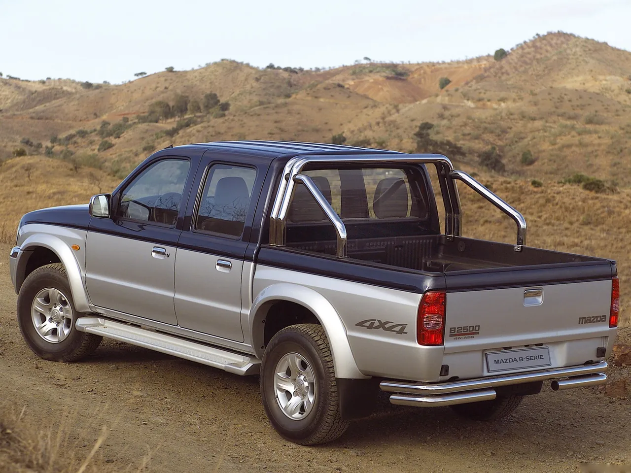 Mazda B2500 (2002) – zadní tříčtvrteční pohled