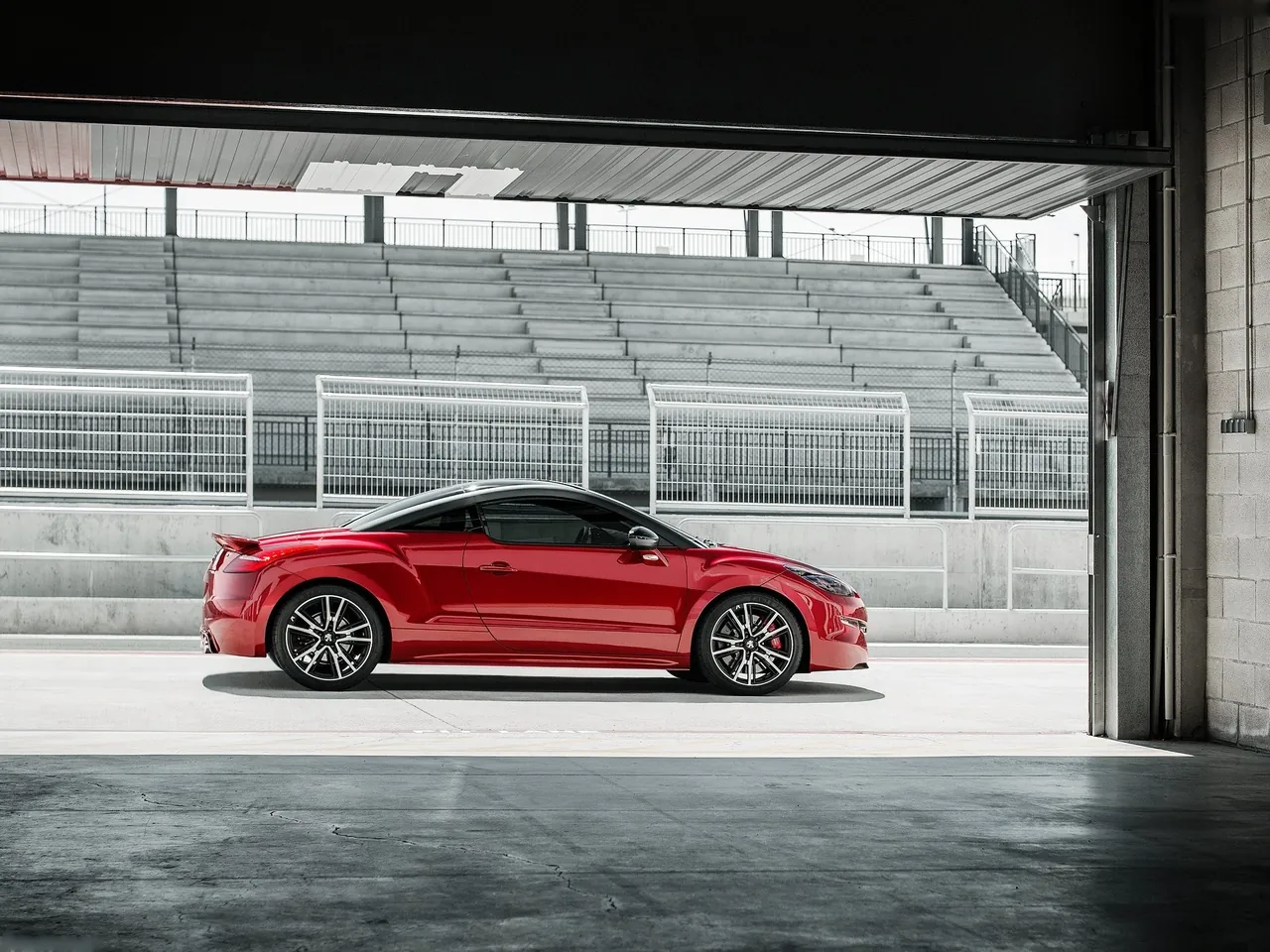 Peugeot RCZ R (2014) – boční profil