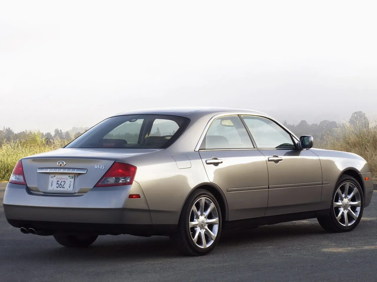 Infiniti M45 (2003) – zadní tříčtvrteční pohled
