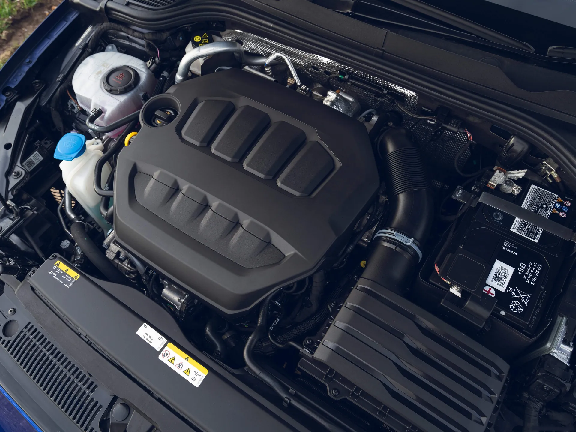 Volkswagen Golf R [UK] (2022) – motorový prostor