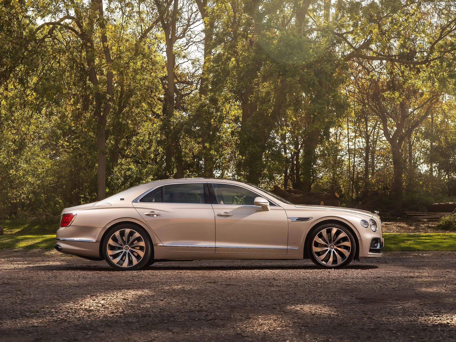 Bentley Flying Spur First Edition (2020) – boční profil