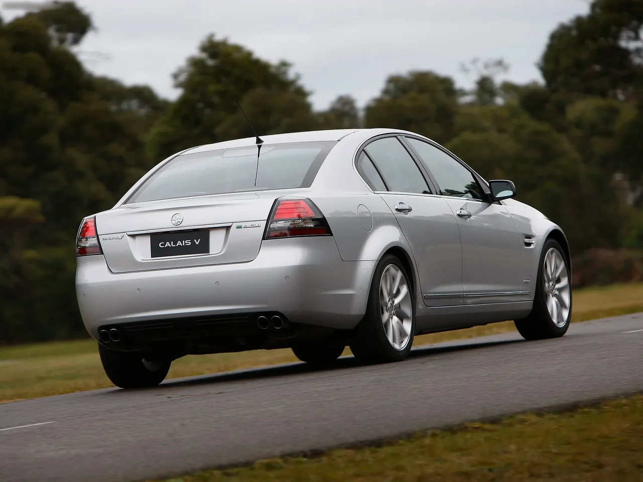 Holden VE II Commodore Calais V (2011) – zadní tříčtvrteční pohled