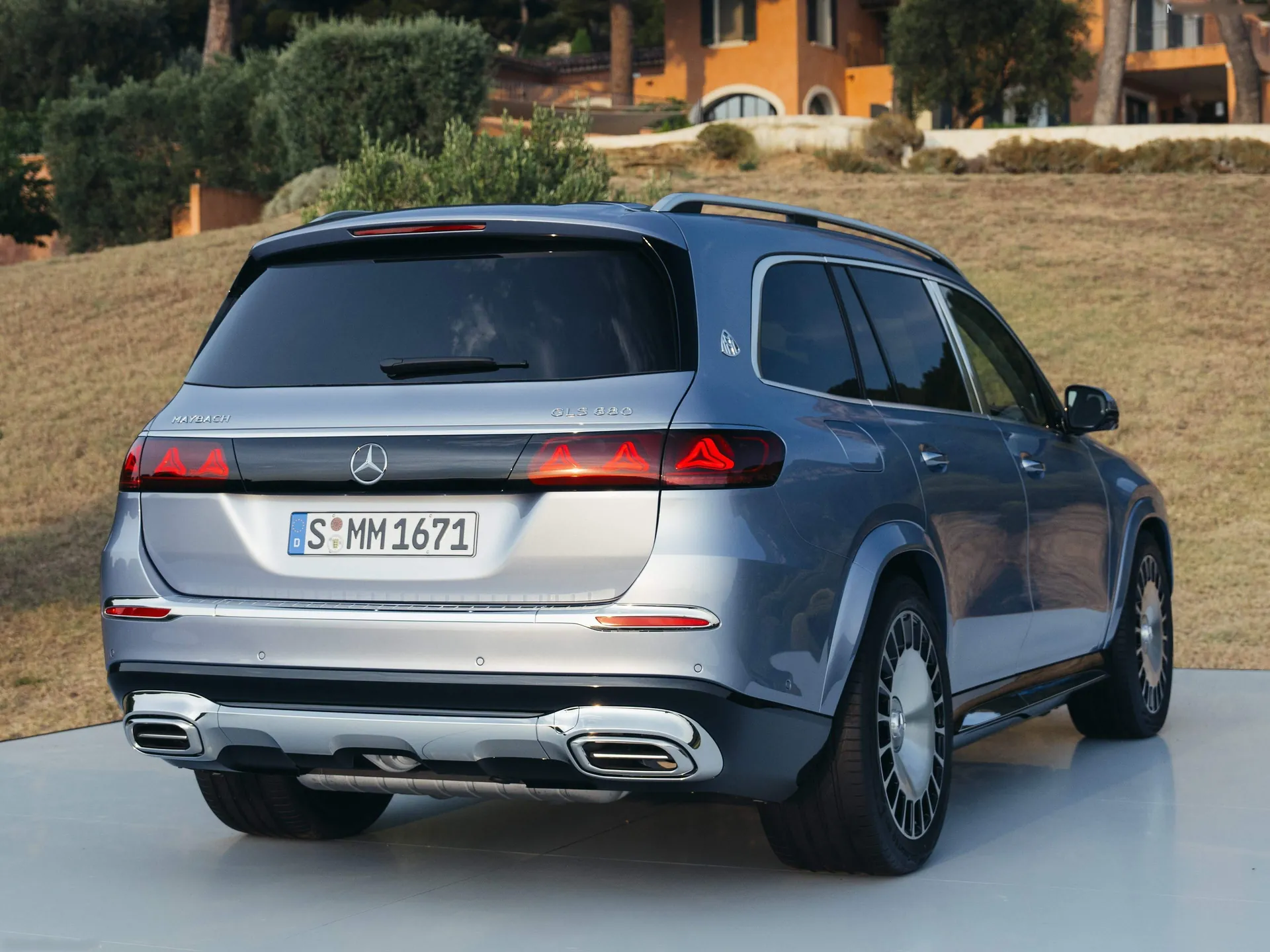 Mercedes-Benz GLS 680 Maybach (2027) – zadní tříčtvrteční pohled