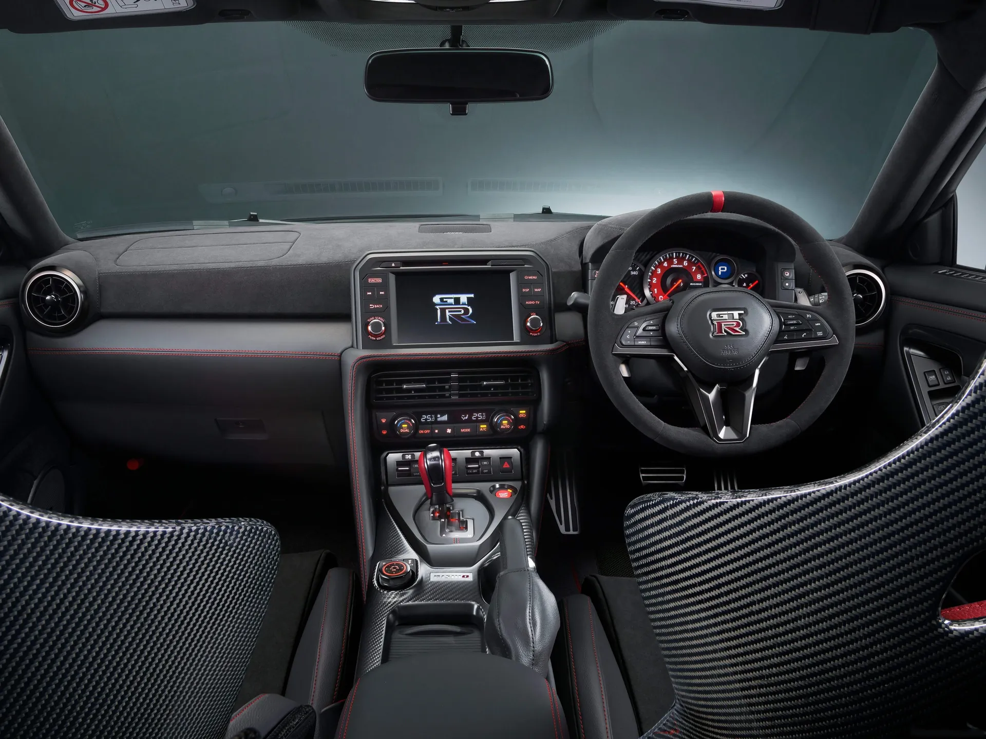 Nissan GT-R Nismo (2024) – interiér