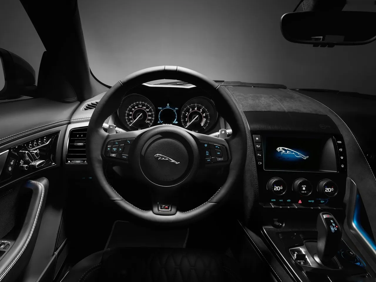 Jaguar F-Type SVR Coupe (2017) – interiér