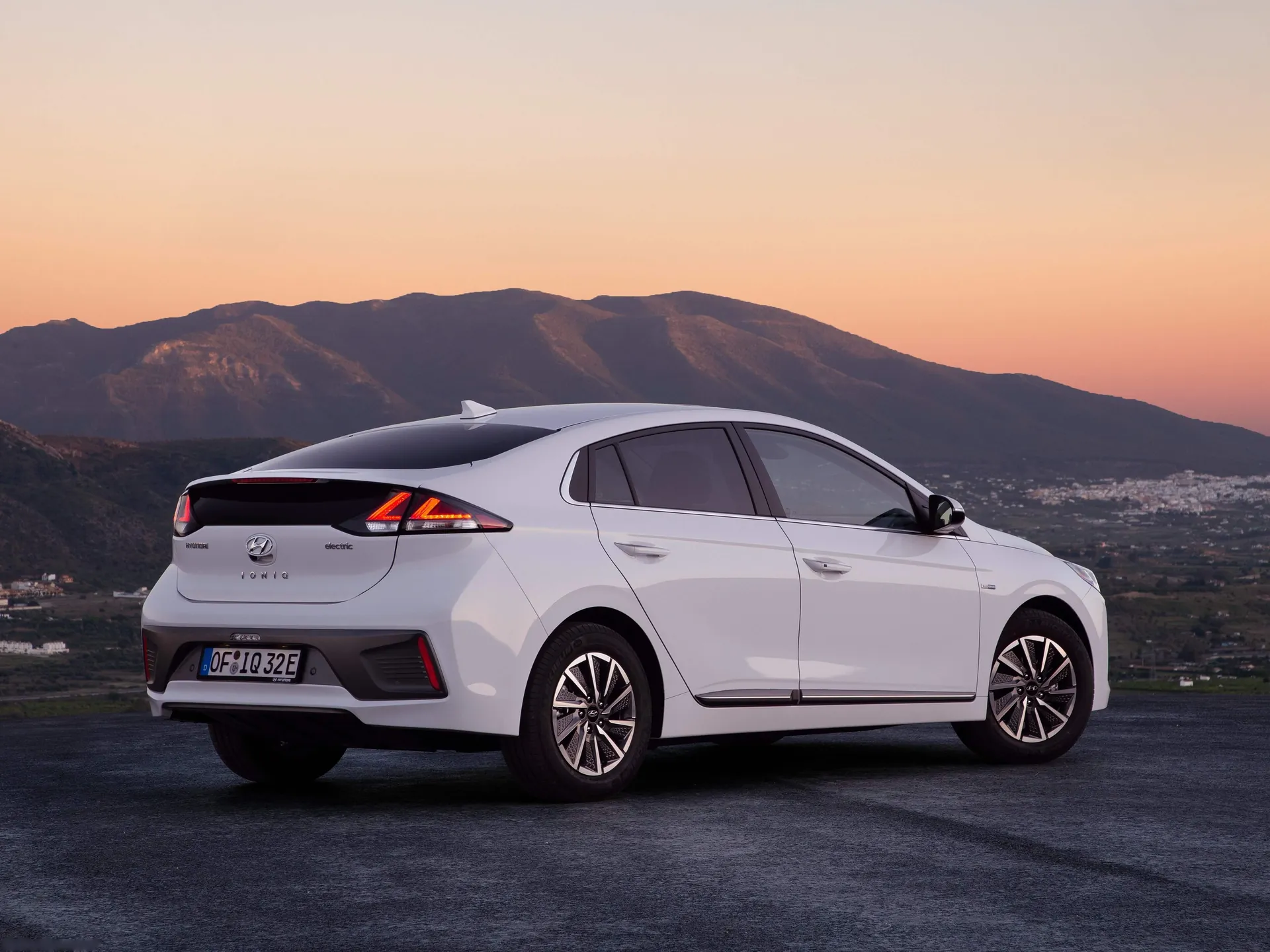 Hyundai Ioniq (2020) - Rear Three-Quarter