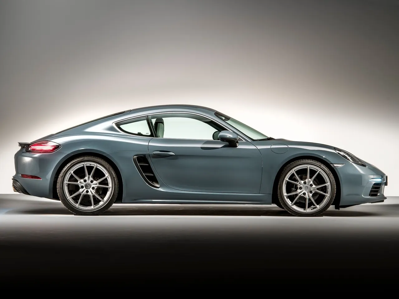 Porsche 718 Cayman (2017) – boční profil