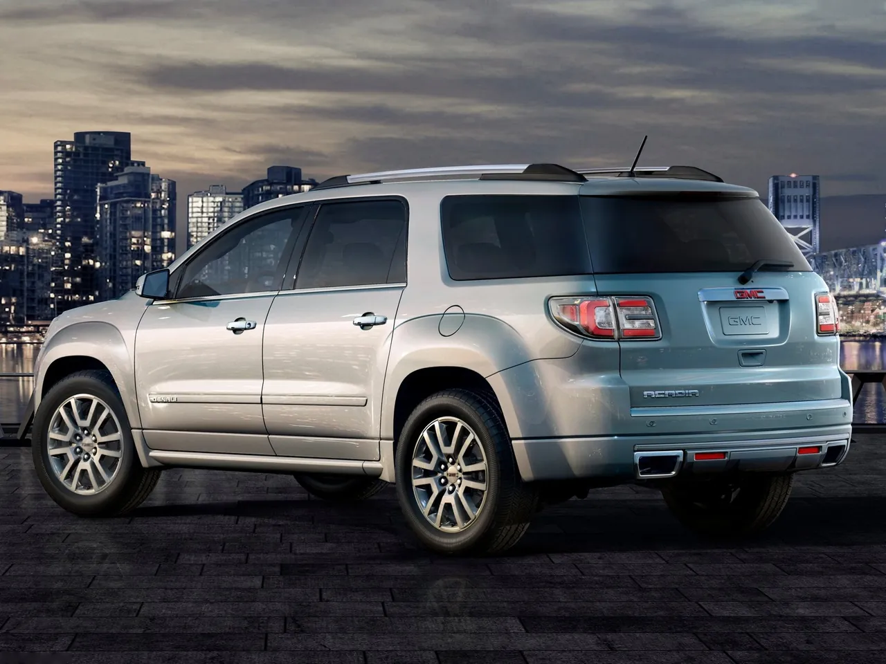 GMC Acadia (2013) – zadní tříčtvrteční pohled
