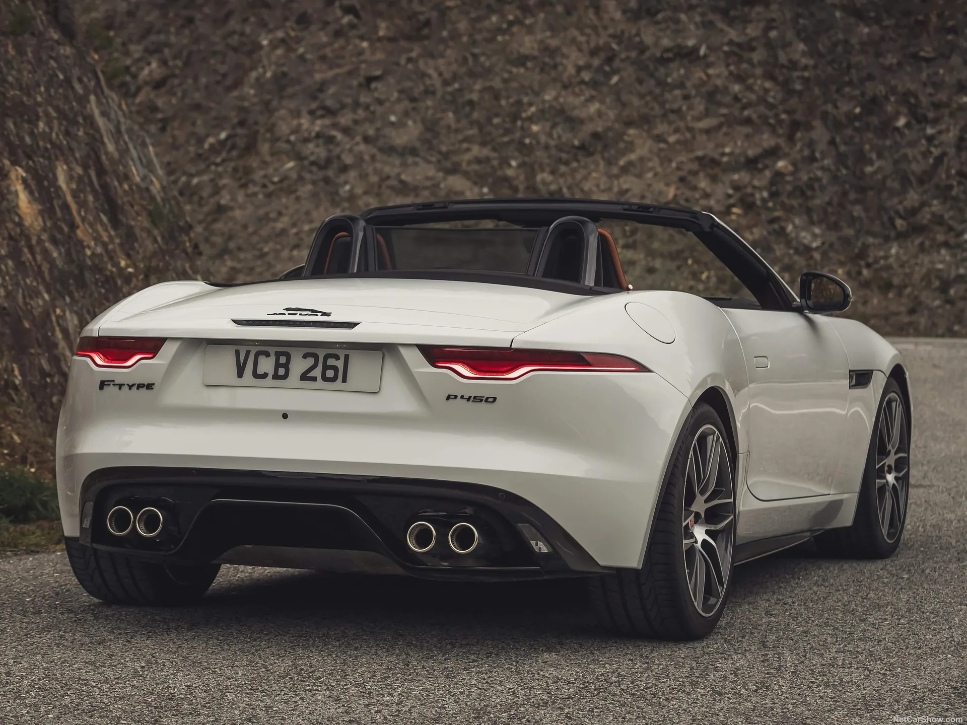 Jaguar F-Type Convertible (2021) – zadní tříčtvrteční pohled