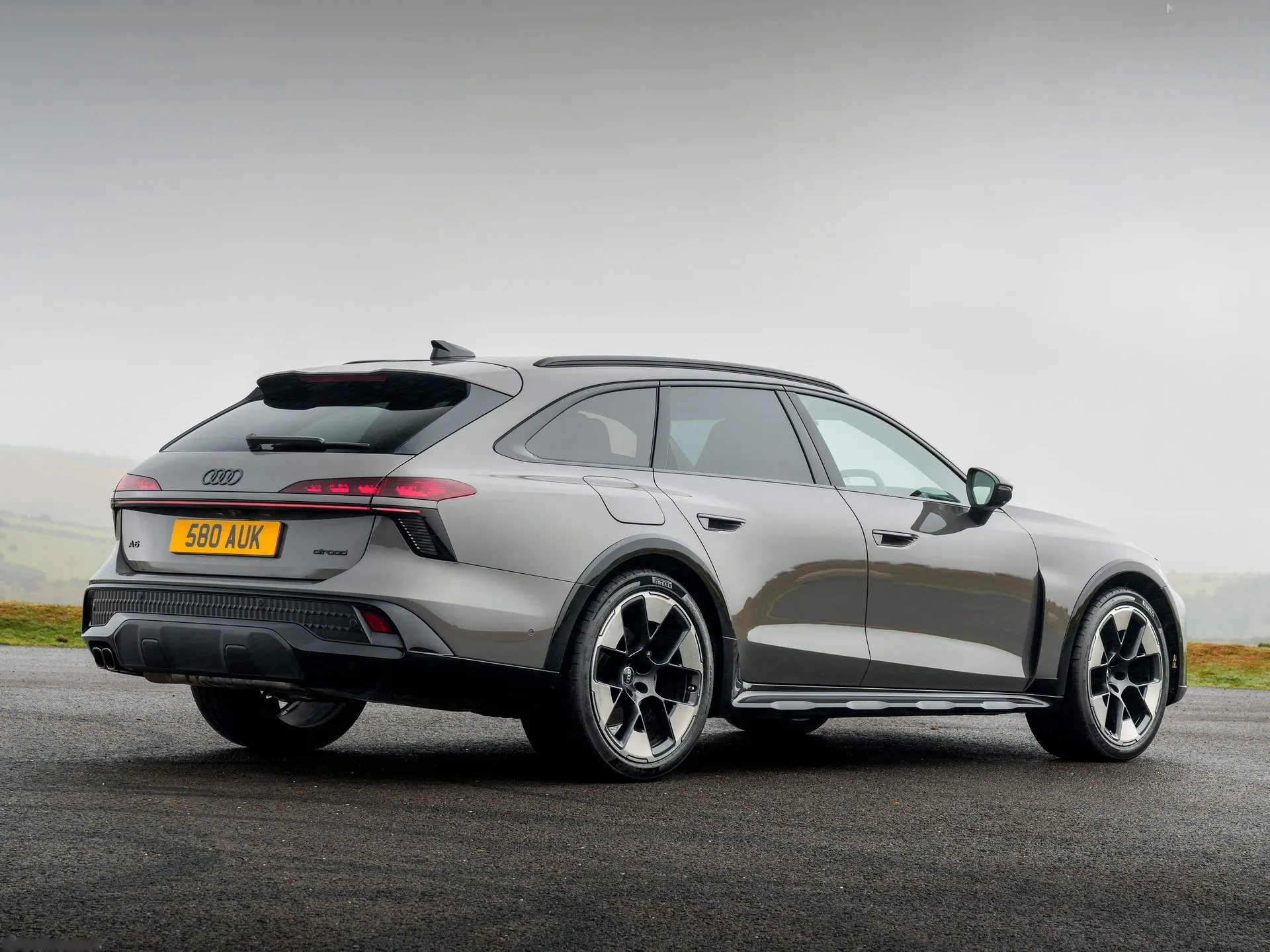 Audi A6 allroad [UK] (2027) – zadní tříčtvrteční pohled