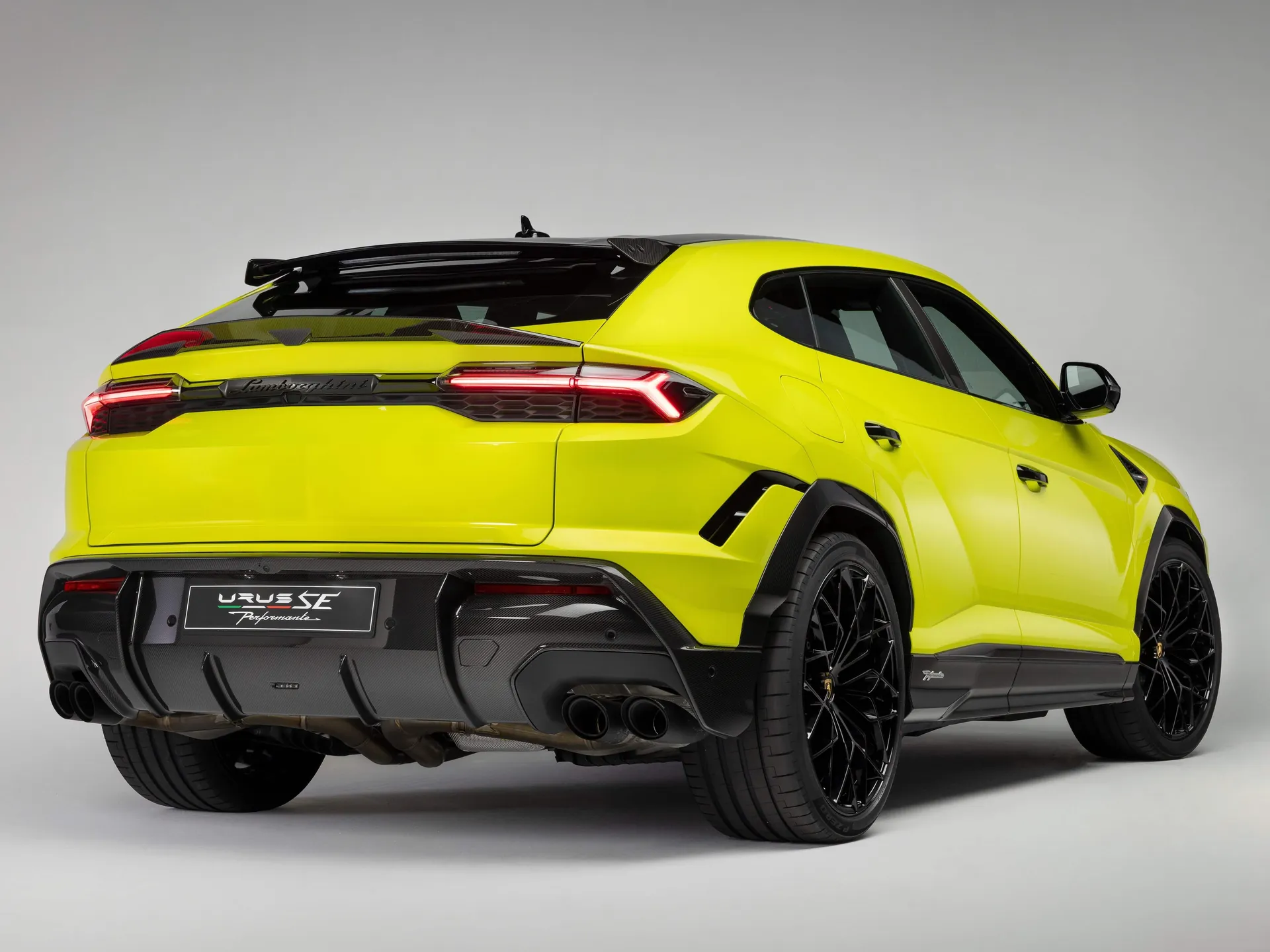 Lamborghini Urus SE Performante (2027) – zadní tříčtvrteční pohled