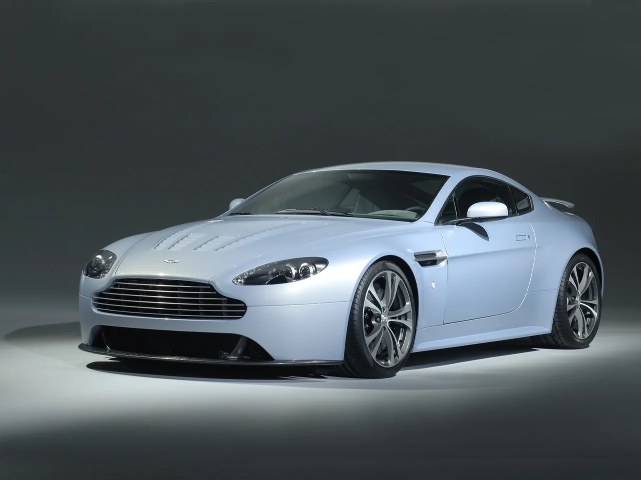 Aston Martin V12 Vantage RS Concept (2007) – přední tříčtvrteční pohled
