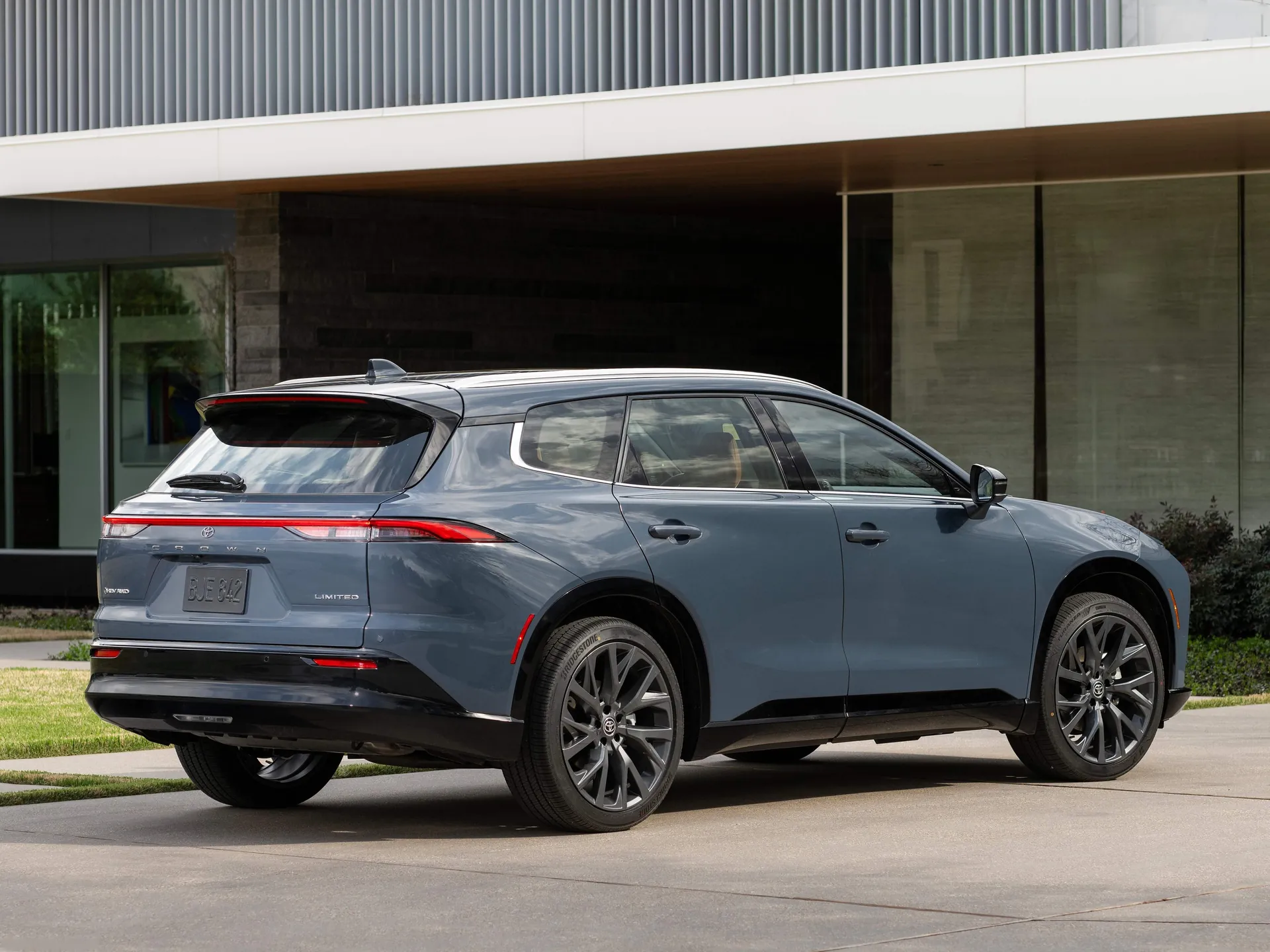 Toyota Crown Signia (2025) – zadní tříčtvrteční pohled