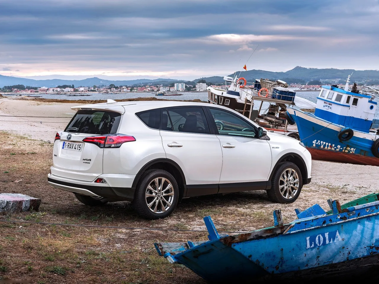 Toyota RAV4 Hybrid [EU] (2016) – zadní tříčtvrteční pohled