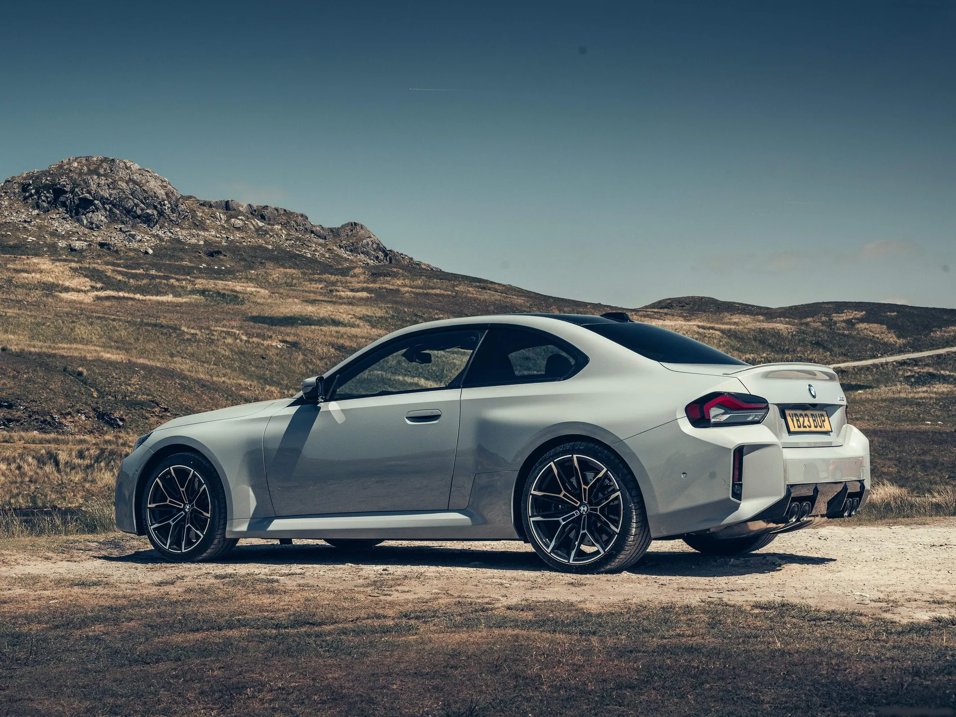 BMW M2 [UK] (2023) – zadní tříčtvrteční pohled