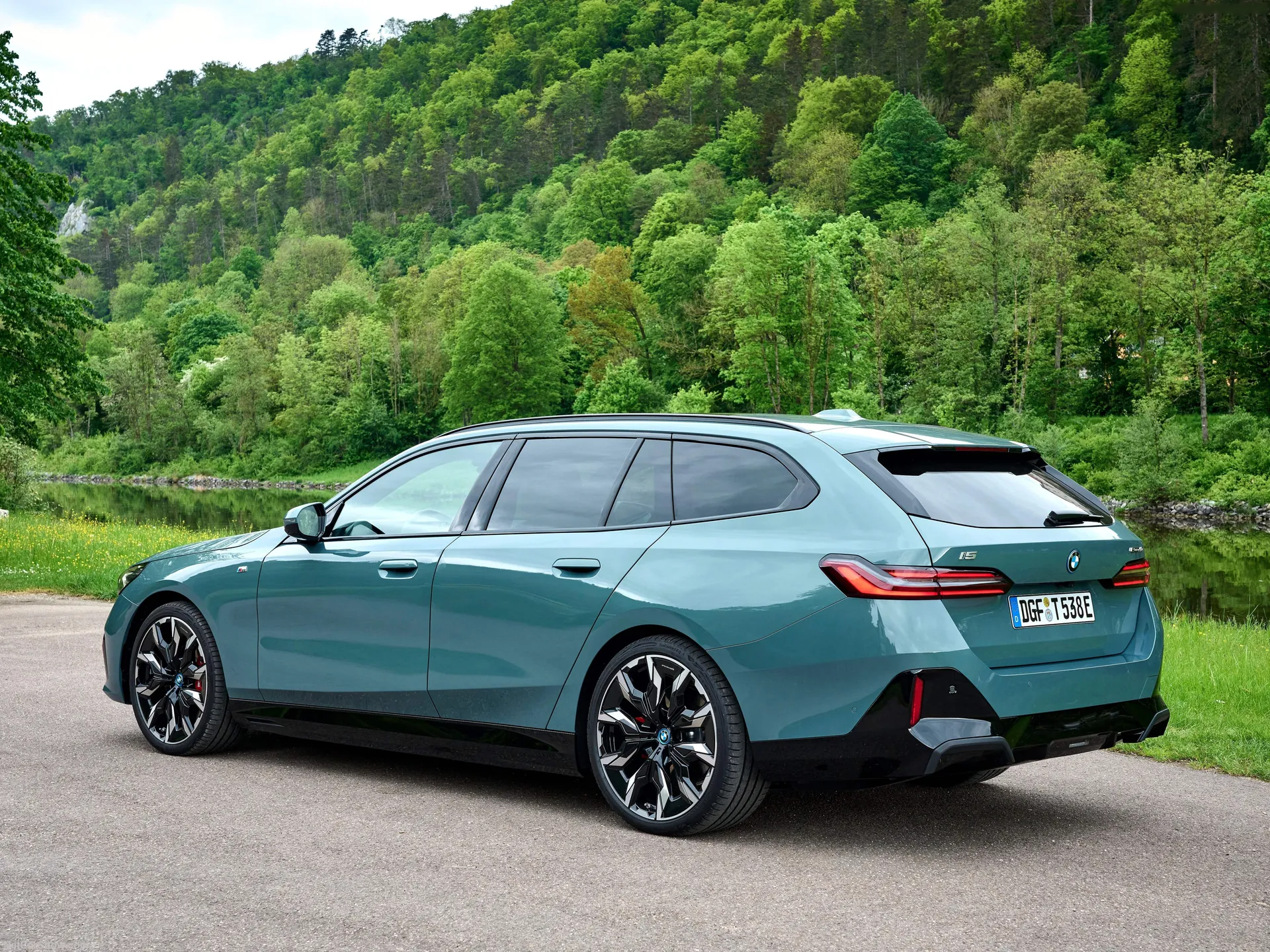 BMW i5 Touring (2025) – zadní tříčtvrteční pohled