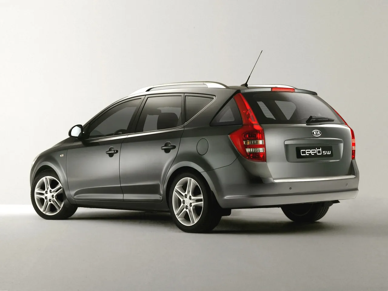 Kia Ceed Sporty Wagon (2007) – zadní tříčtvrteční pohled