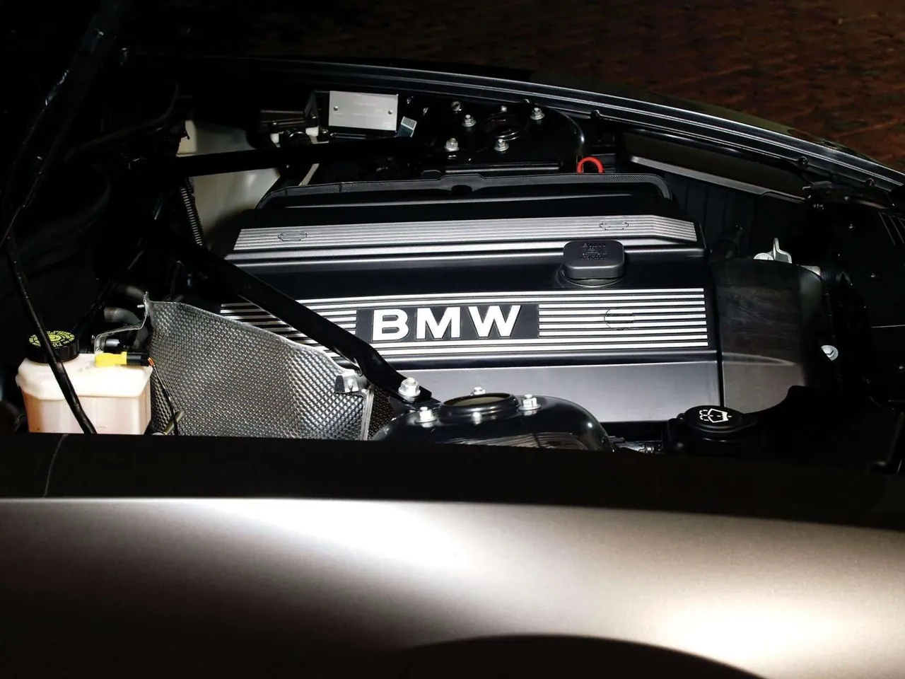BMW Z4 2.5i (2003) – motorový prostor