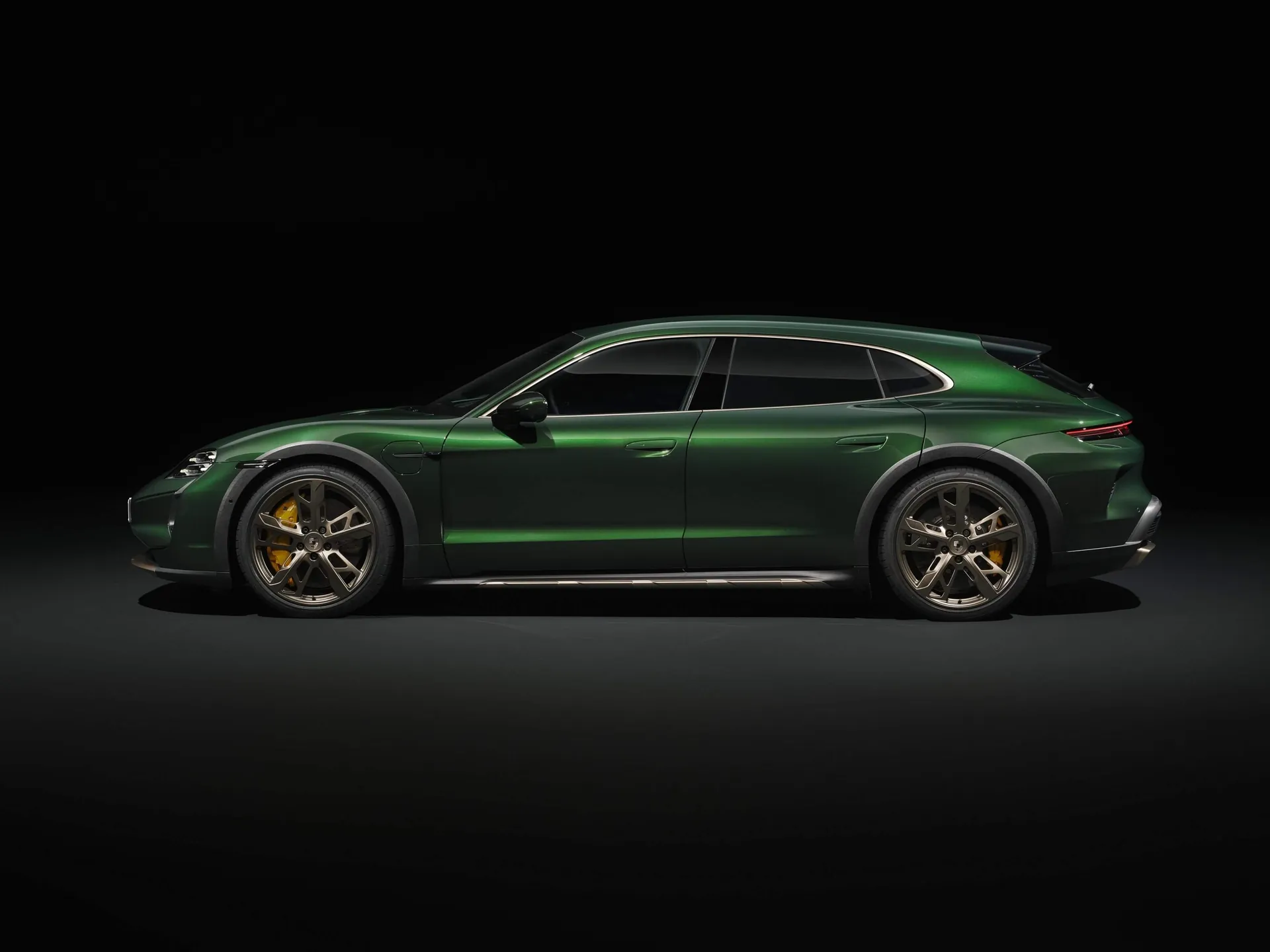 Porsche Taycan Turbo Cross Turismo (2025) – boční profil