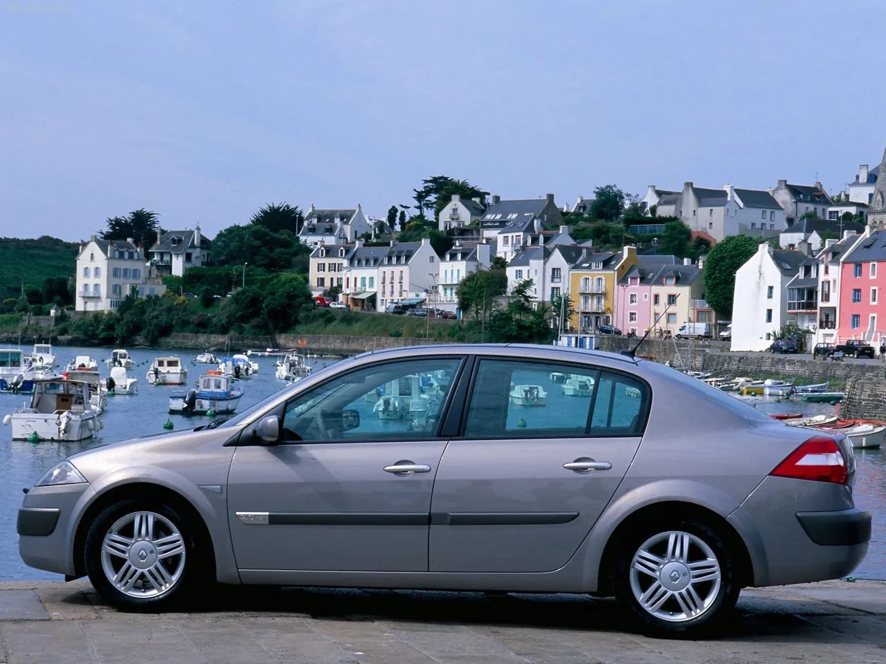 Renault Megane II Saloon (2003) – boční profil