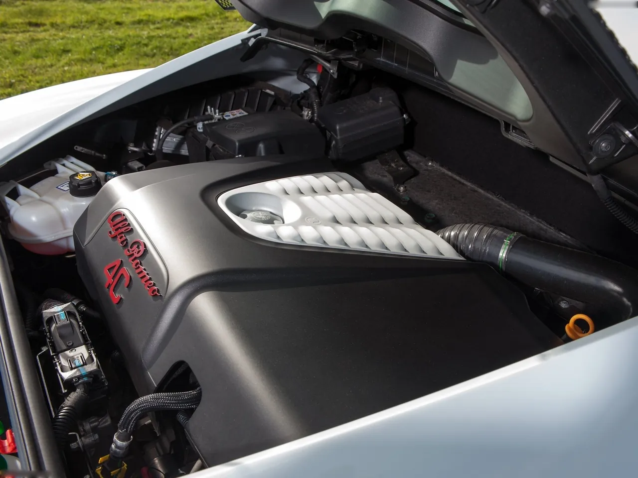 Alfa Romeo 4C [UK] (2014) – motorový prostor