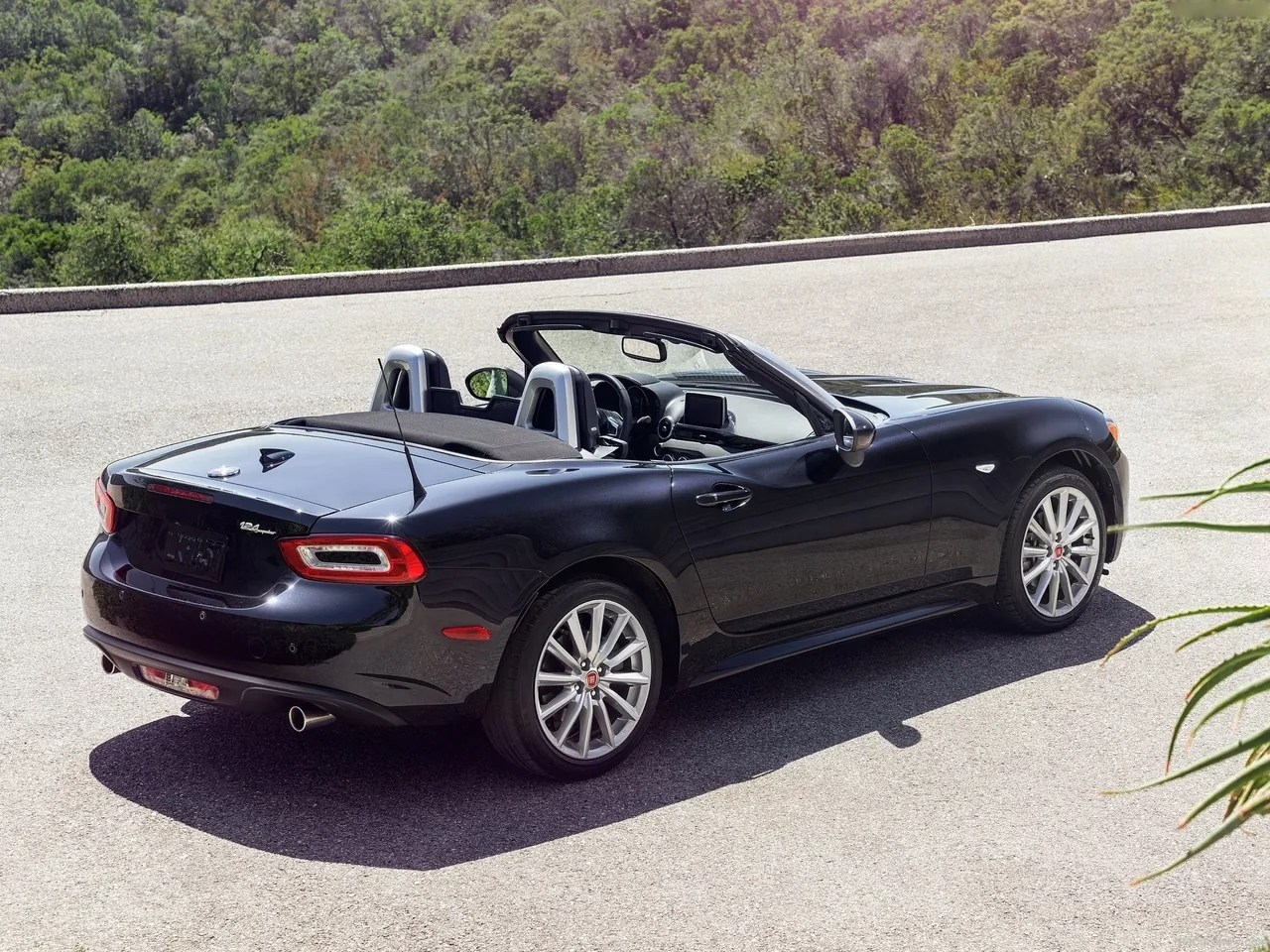 Fiat 124 Spider (2017) – zadní tříčtvrteční pohled