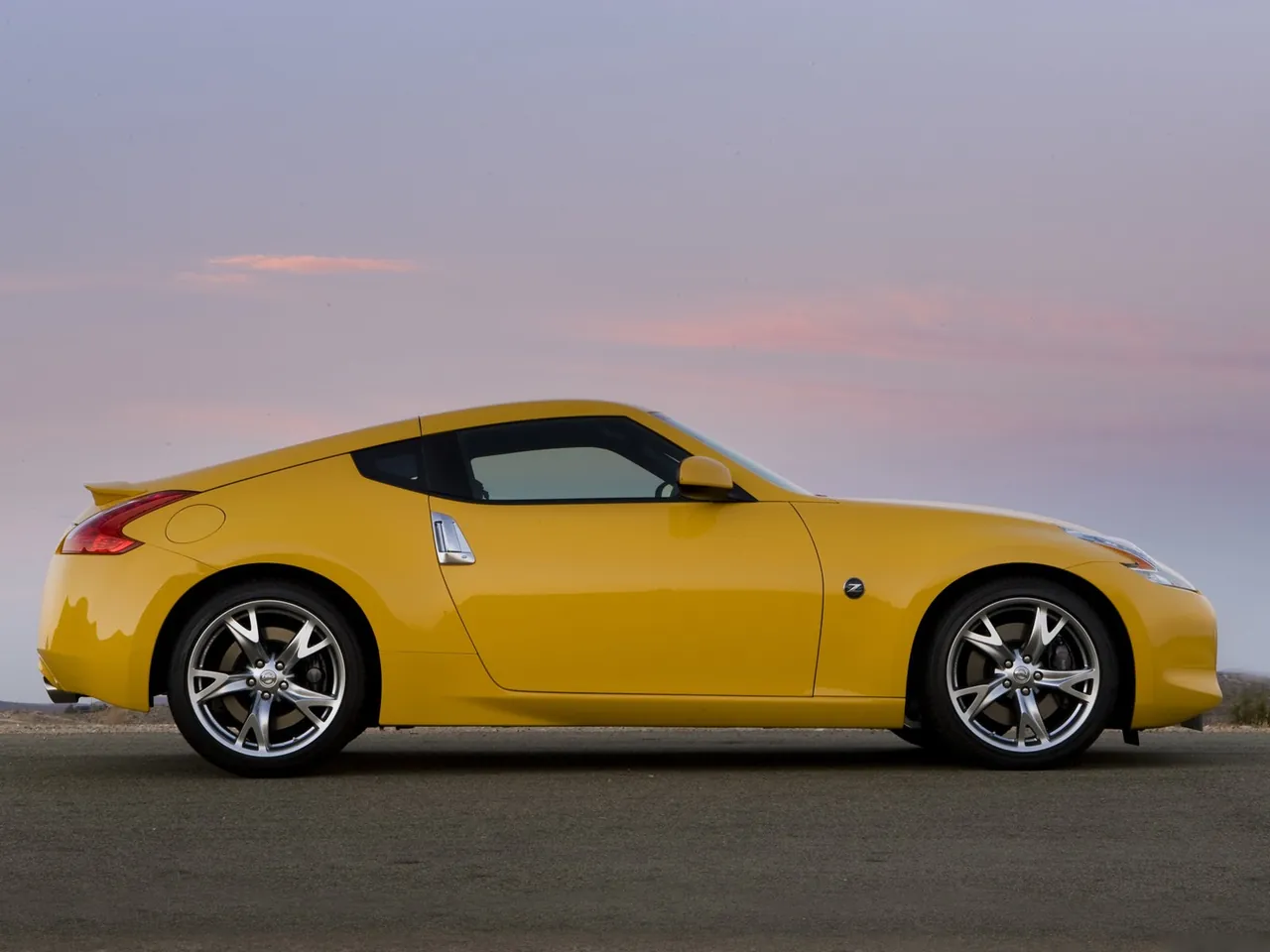 Nissan 370Z (2009) – boční profil