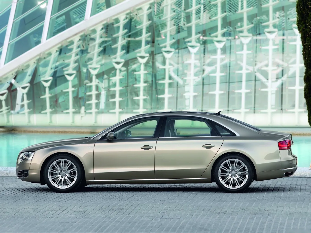 Audi A8 L (2011) – boční profil