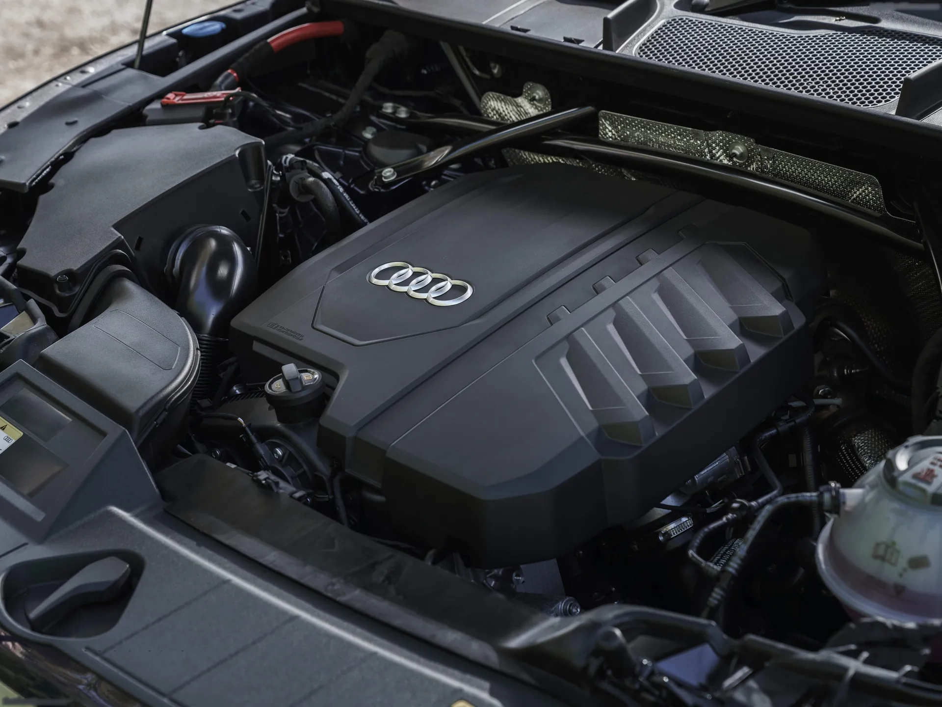 Audi Q5 Sportback [UK] (2021) – motorový prostor