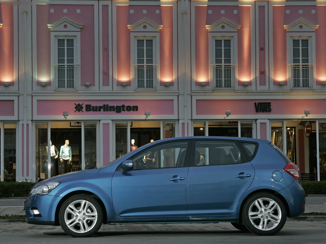 Kia Ceed (2010) – boční profil